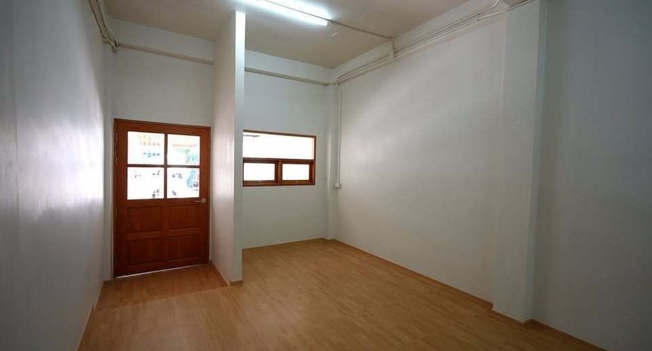 For sale 5 bedrooms retail Space in Khlong San, Bangkok