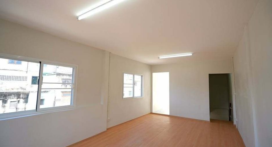 For sale 5 bedrooms retail Space in Khlong San, Bangkok