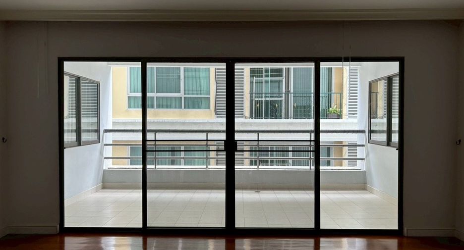 For rent 3 bedrooms condo in Watthana, Bangkok