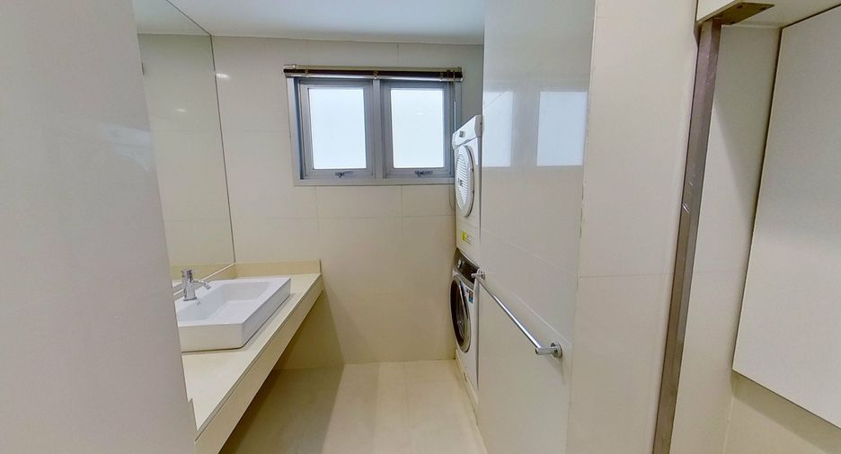 For rent 2 bedrooms condo in Pathum Wan, Bangkok