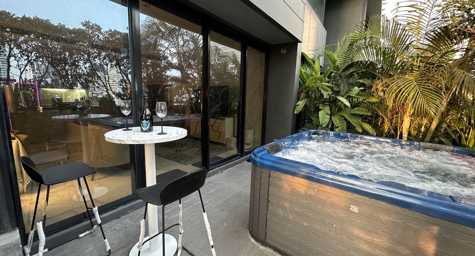 For rent 2 bedrooms condo in Bang Rak, Bangkok