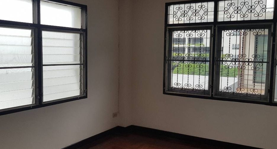 À vendre et à louer 5 chambres maison de ville à Khlong Toei, Bangkok