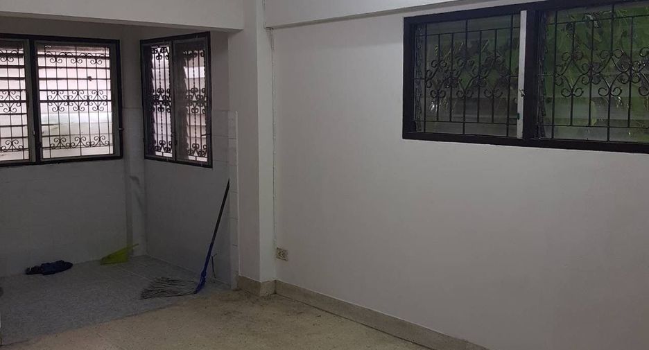 À vendre et à louer 5 chambres maison de ville à Khlong Toei, Bangkok