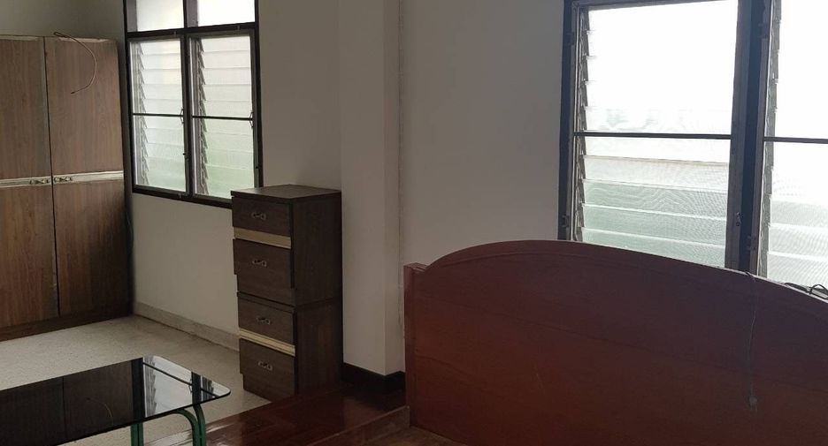 À vendre et à louer 5 chambres maison de ville à Khlong Toei, Bangkok