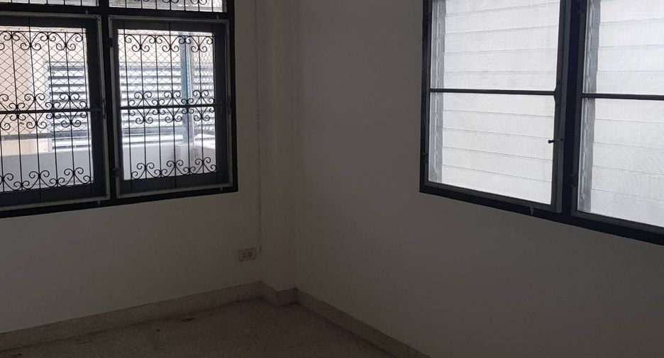 À vendre et à louer 5 chambres maison de ville à Khlong Toei, Bangkok