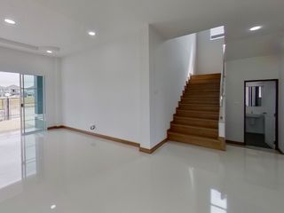 For sale 4 bedrooms house in Saraphi, Chiang Mai