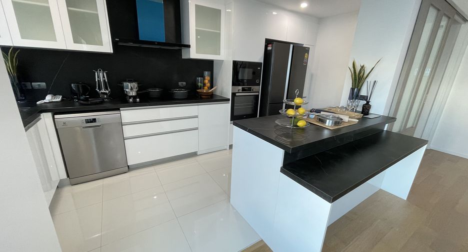 For rent 3 bedrooms apartment in Watthana, Bangkok