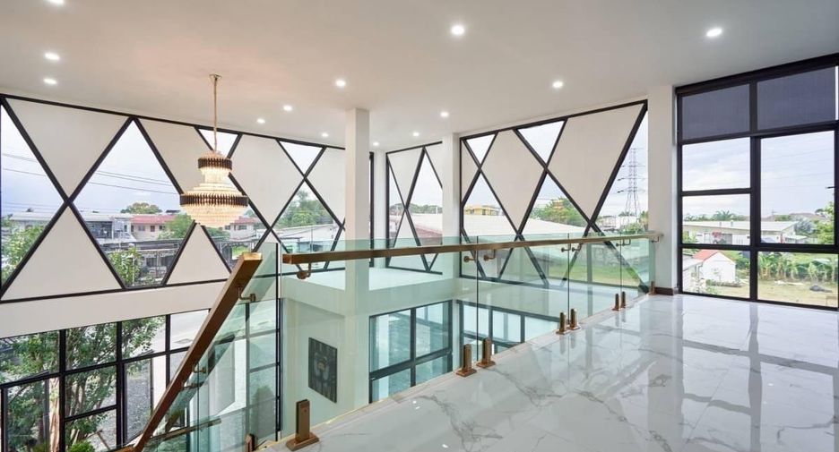 For sale 3 bedrooms retail Space in San Sai, Chiang Mai