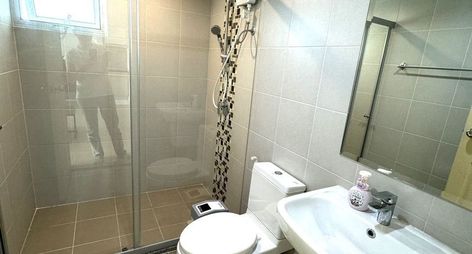 For rent 2 bedrooms condo in Huai Khwang, Bangkok