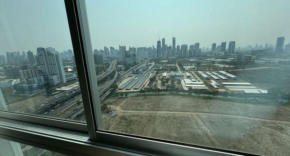 For rent 2 bedrooms condo in Huai Khwang, Bangkok
