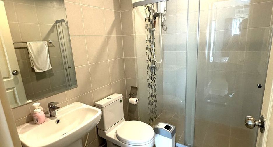 For rent 2 bedrooms condo in Huai Khwang, Bangkok
