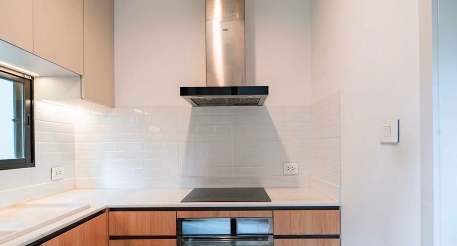 For sale 3 ベッドルーム townhouse in Saphan Sung, Bangkok