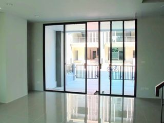 For rent 3 bedrooms townhouse in Lat Krabang, Bangkok