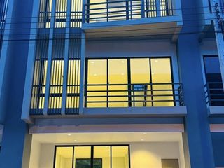 Casa adosada en alquiler de 3 habitaciones en Lat Krabang, Bangkok