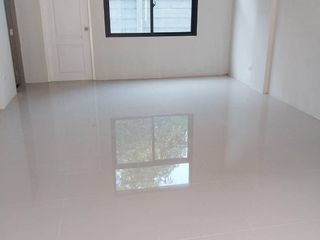 Casa adosada en alquiler de 3 habitaciones en Lat Krabang, Bangkok