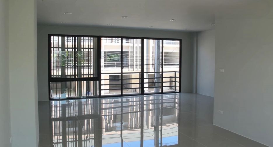 For rent 3 ベッドルーム townhouse in Lat Krabang, Bangkok
