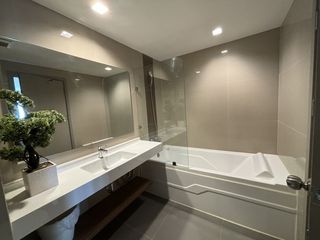 出售 和 出租 2 卧室 公寓 在 Phra Khanong, 曼谷