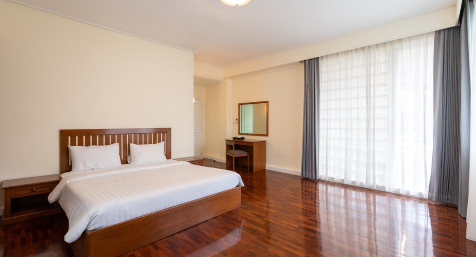 For rent 3 bedrooms condo in Khlong Toei, Bangkok