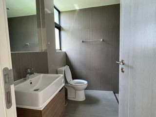 Casa adosada en venta de 3 habitaciones en Saphan Sung, Bangkok