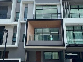 Casa adosada en venta de 3 habitaciones en Saphan Sung, Bangkok