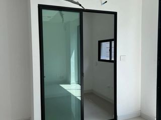Casa adosada en venta de 3 habitaciones en Saphan Sung, Bangkok