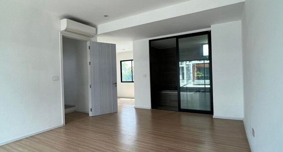 出售 3 卧室 联排别墅 在 Saphan Sung, 曼谷