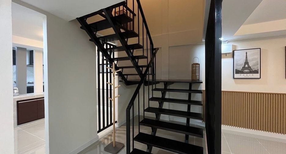 Casa en alquiler de 3 habitaciones en Yan Nawa, Bangkok