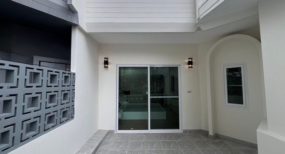 Casa en alquiler de 3 habitaciones en Yan Nawa, Bangkok