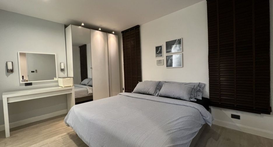 For rent 3 bedrooms condo in Khlong Toei, Bangkok