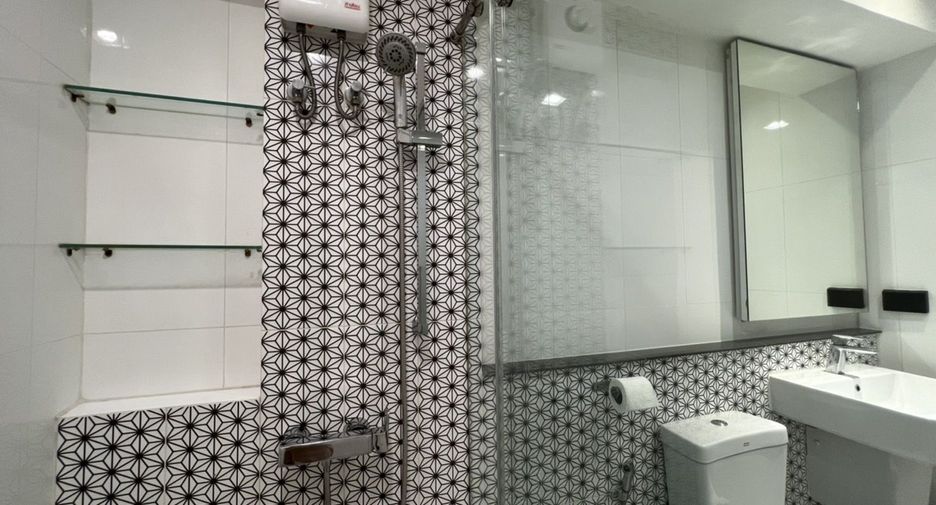 For rent 3 bedrooms condo in Khlong Toei, Bangkok