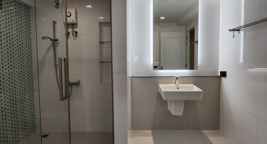 For rent 3 bedrooms condo in Khlong Toei, Bangkok