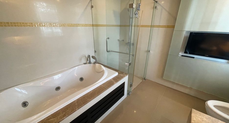 For rent 4 bedrooms condo in Khlong Toei, Bangkok