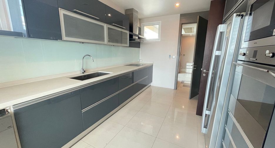 For rent 4 bedrooms condo in Khlong Toei, Bangkok