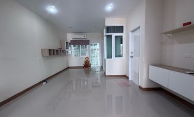 For rent 4 bedrooms townhouse in Prawet, Bangkok