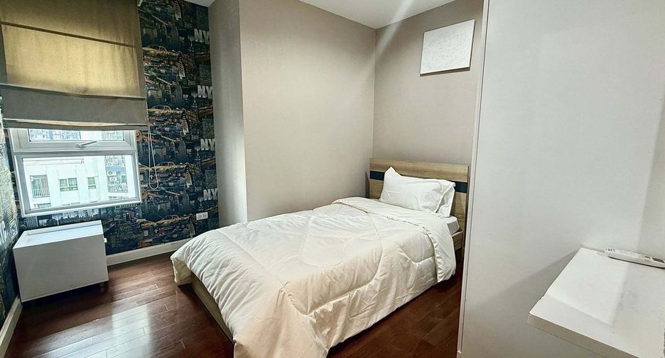For rent 3 bedrooms condo in Huai Khwang, Bangkok