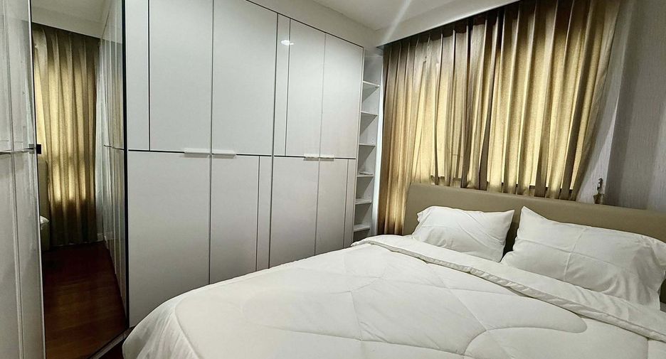 For rent 3 bedrooms condo in Huai Khwang, Bangkok