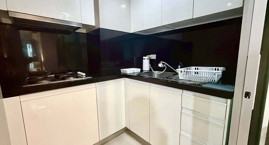 For rent 3 bedrooms condo in Huai Khwang, Bangkok