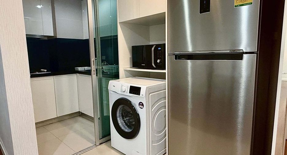 For rent 3 bedrooms condo in Huai Khwang, Bangkok