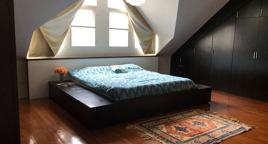 For rent 4 bedrooms condo in Watthana, Bangkok