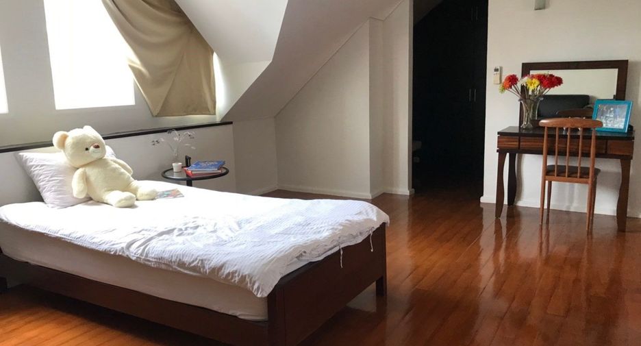 For rent 4 bedrooms condo in Watthana, Bangkok