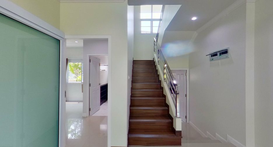For rent 4 bedrooms house in San Kamphaeng, Chiang Mai