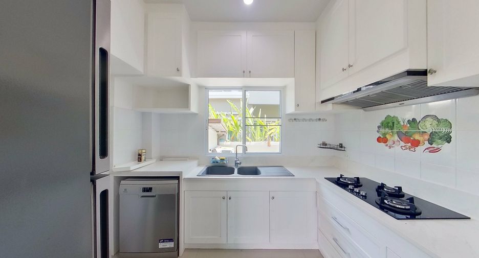 For rent 4 bedrooms house in San Kamphaeng, Chiang Mai