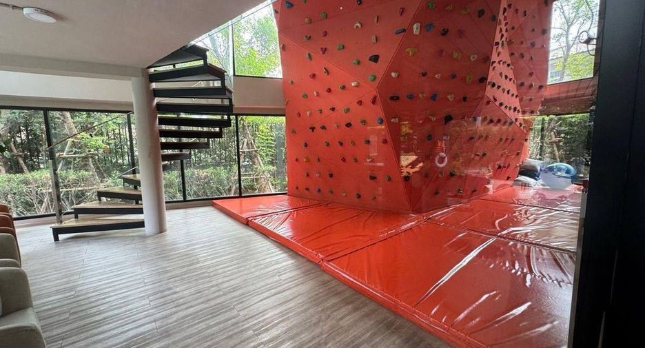 For rent 2 bedrooms condo in Huai Khwang, Bangkok