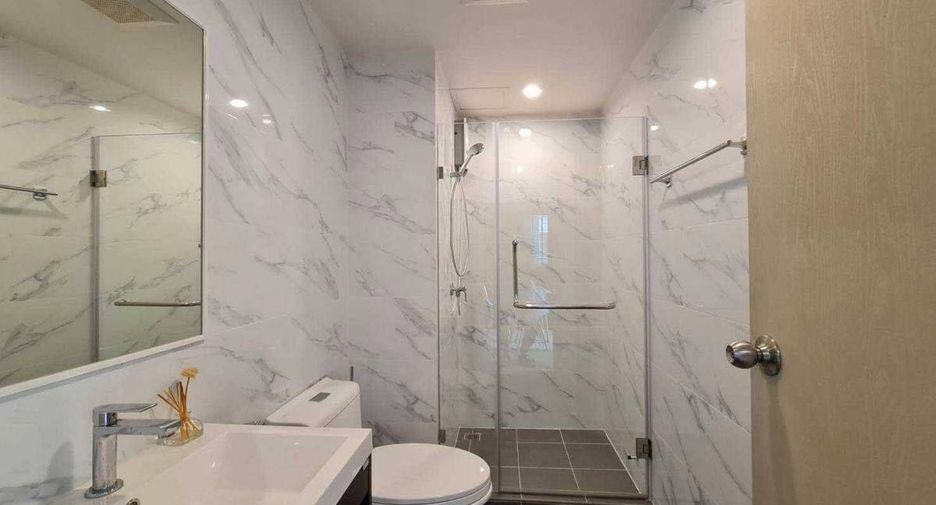 For rent 2 bedrooms condo in Huai Khwang, Bangkok