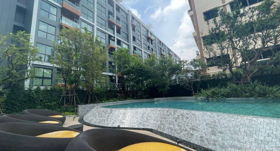 For rent 2 bedrooms condo in Huai Khwang, Bangkok