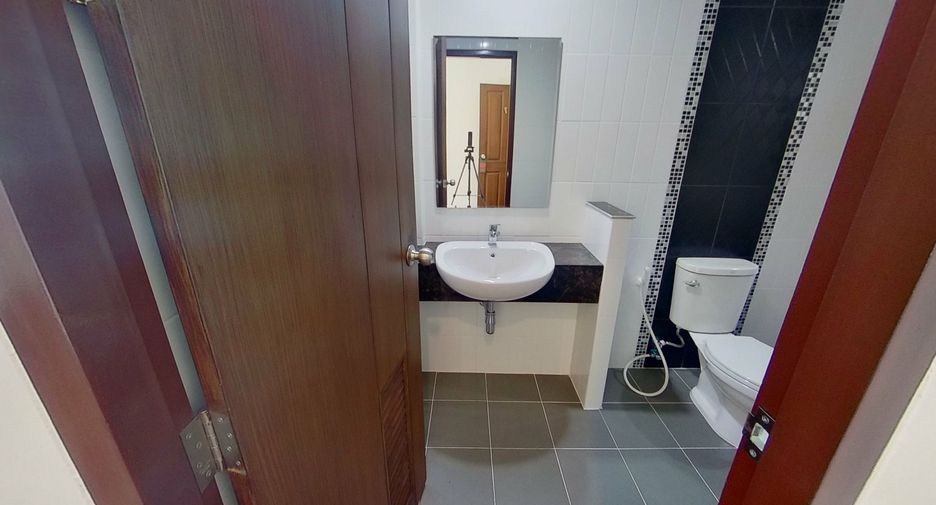 For sale 4 bedrooms townhouse in Mueang Chiang Mai, Chiang Mai