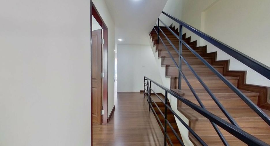 For sale 4 bedrooms townhouse in Mueang Chiang Mai, Chiang Mai