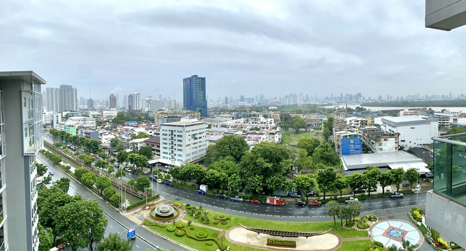 For rent 3 bedrooms condo in Yan Nawa, Bangkok
