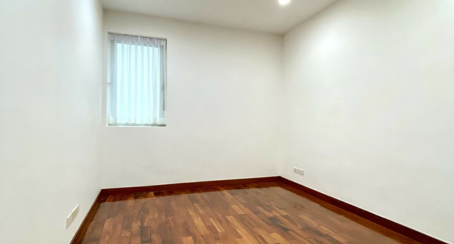 For rent 3 bedrooms condo in Yan Nawa, Bangkok