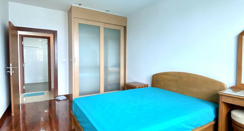 For rent 3 bedrooms condo in Yan Nawa, Bangkok